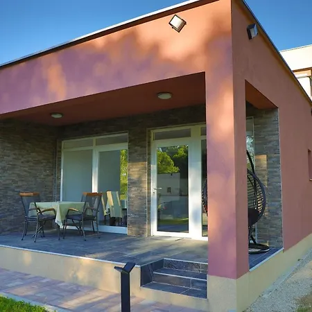 Tara Apartman *