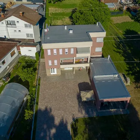 Tara Apartman *