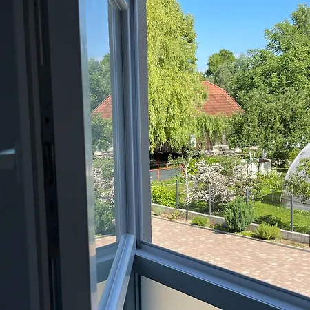 Tara Apartman *